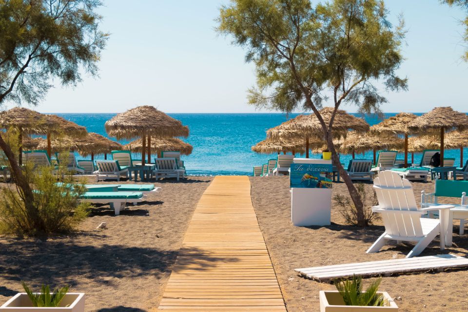 Parasols de paille au bord d'une mer turquoise