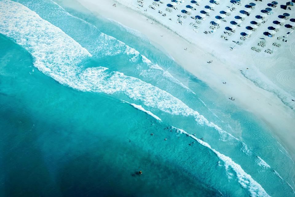 Vue aérienne de vagues turquoise sur une plage de sable